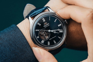 Đồng hồ Automatic có cần lên dây cót không, cách làm như thế nào?