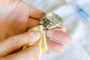 Bí kíp làm sạch vết gỉ sét đồng hồ cực hiệu quả