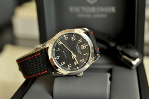 Đồng hồ Victorinox phong cách quân đội thời thượng